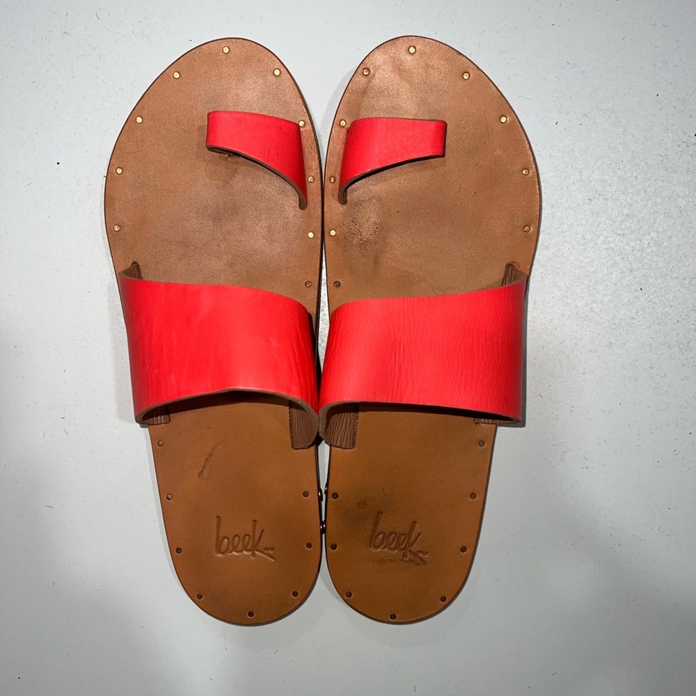 Beek neon coral Finch leather toe ring sandals size 10